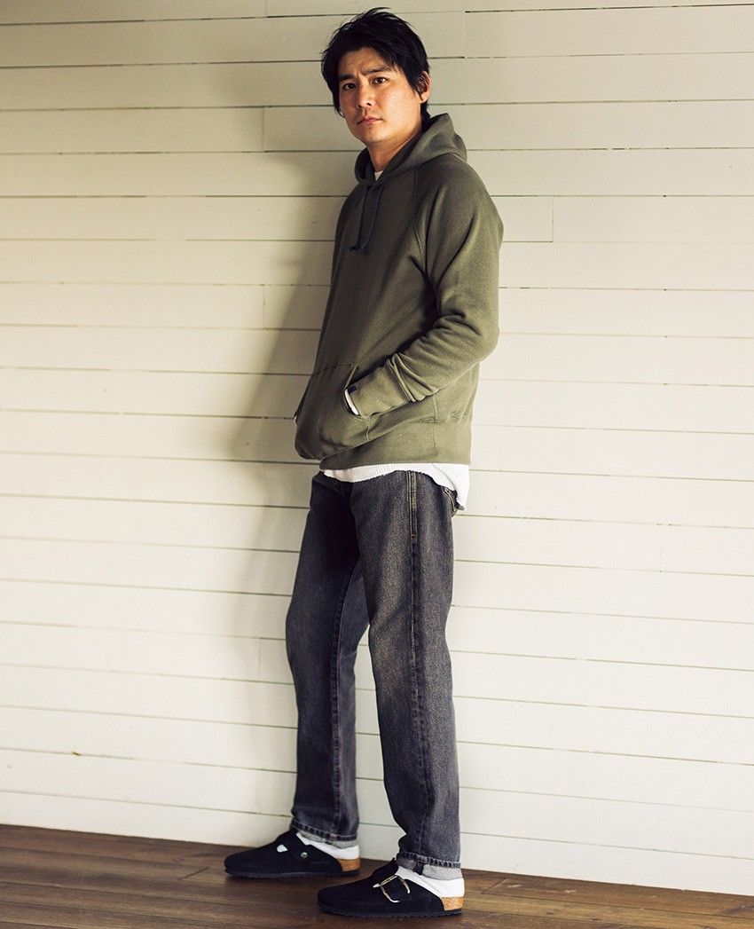 デニム×スウェット。定番×定番に少しの“遊び”が加わると、コーデはどう進化する？ - 3枚目の画像