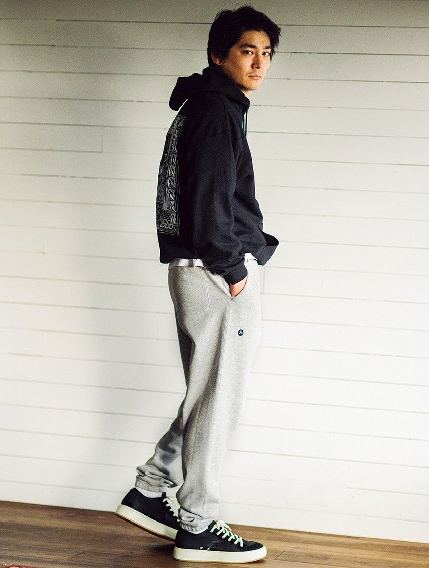 上下スウェットでも“ルーズに見えない”コーデの作り方。コツが見つかる8スタイルを紹介 - 3枚目の画像