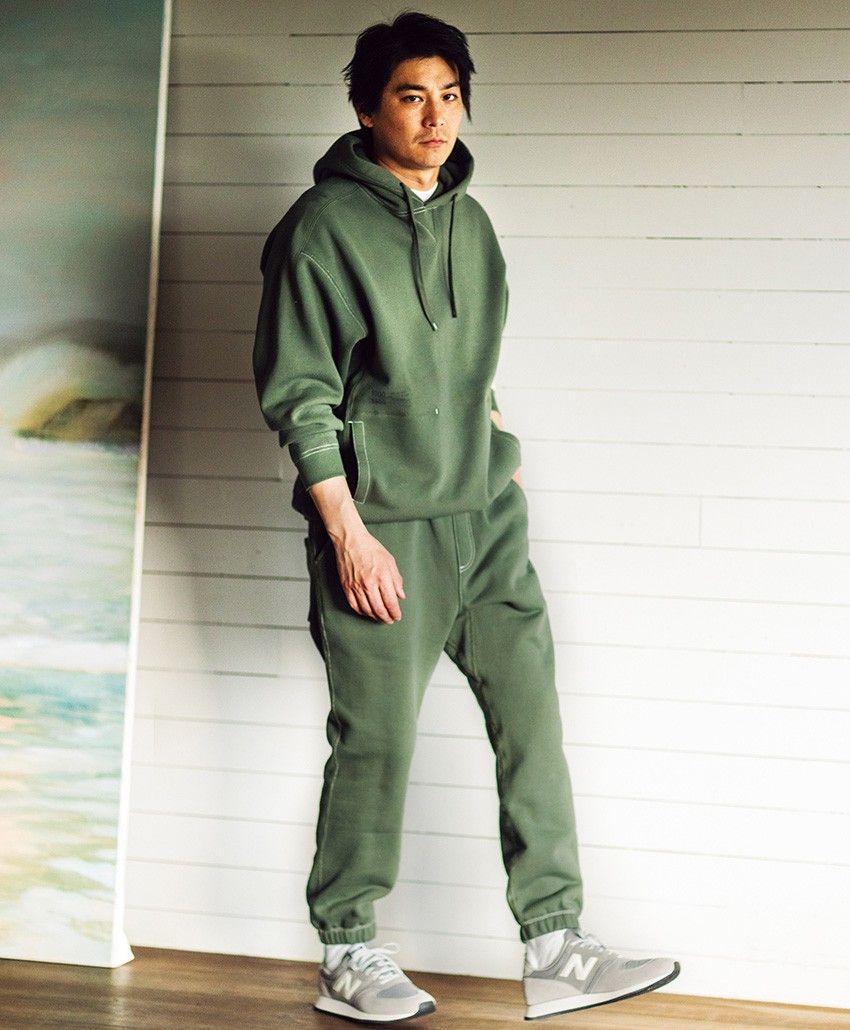 上下スウェットでも“ルーズに見えない”コーデの作り方。コツが見つかる8スタイルを紹介 - 8枚目の画像