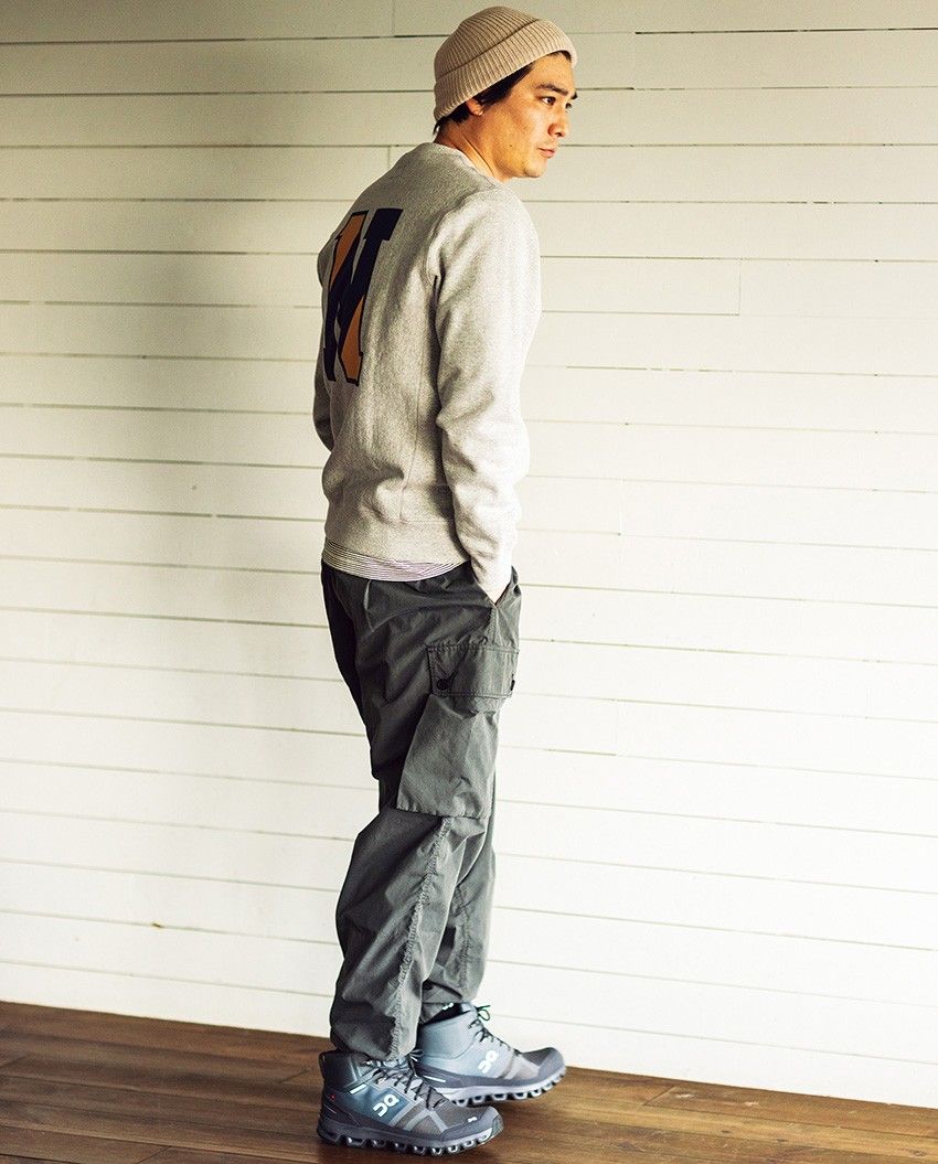 カーゴパンツ×スウェットの春コーデは“色やロゴ”で遊ぶこと。その効果を実例紹介 - 3枚目の画像