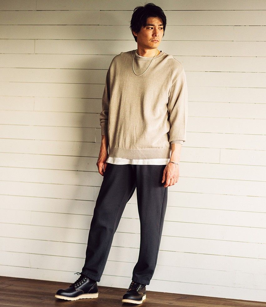 スウェットパンツの上半身はニットが正解。グレーなど定番色ばかりで5つのコーデ実例を - 1枚目の画像