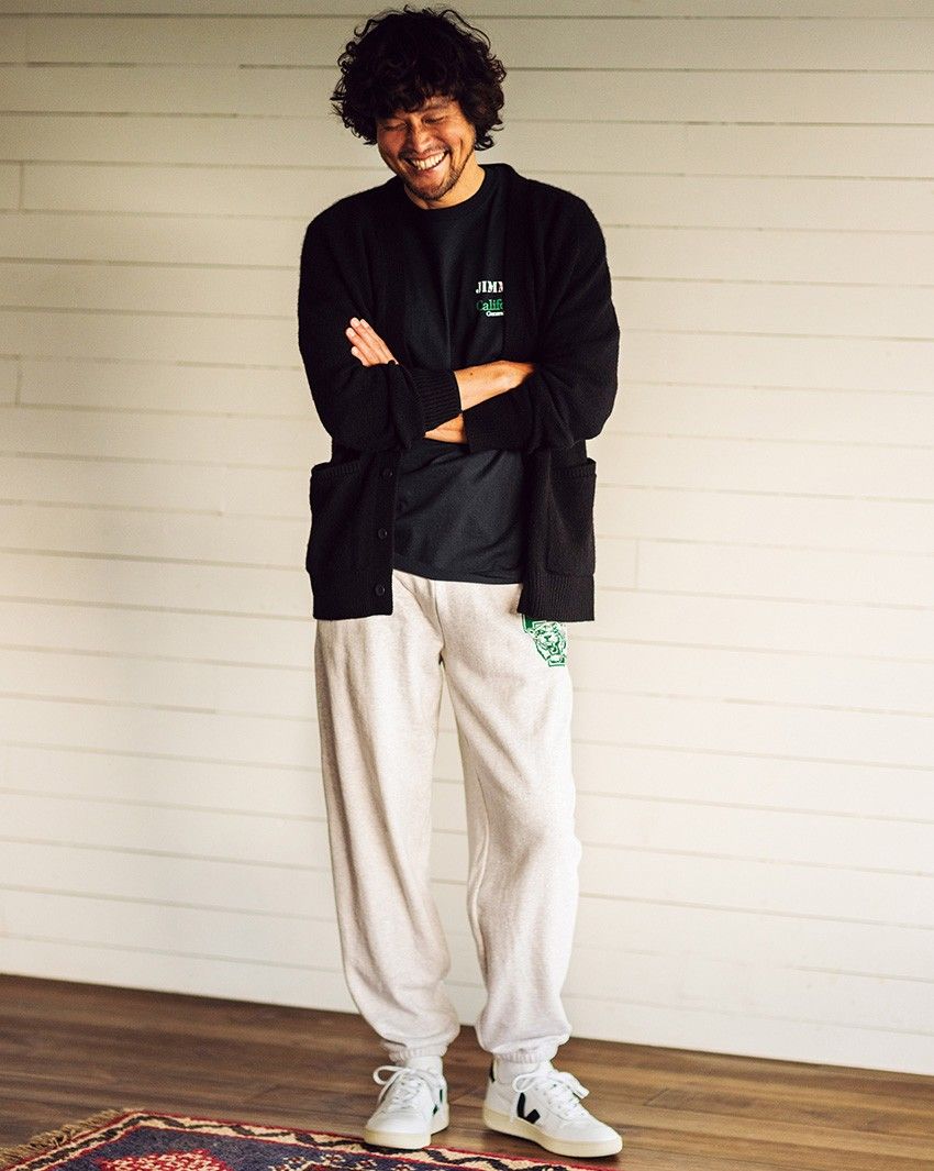 スウェットパンツの上半身はニットが正解。グレーなど定番色ばかりで5つのコーデ実例を - 4枚目の画像