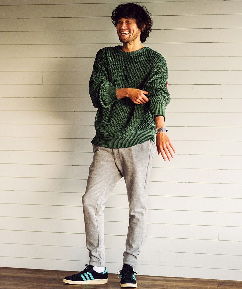 スウェットパンツの上半身はニットが正解。グレーなど定番色ばかりで5つのコーデ実例を - 2枚目の画像