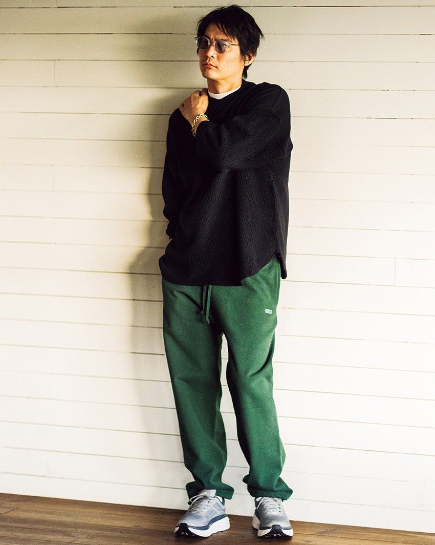 スウェットパンツの上半身はニットが正解。グレーなど定番色ばかりで5つのコーデ実例を - 5枚目の画像