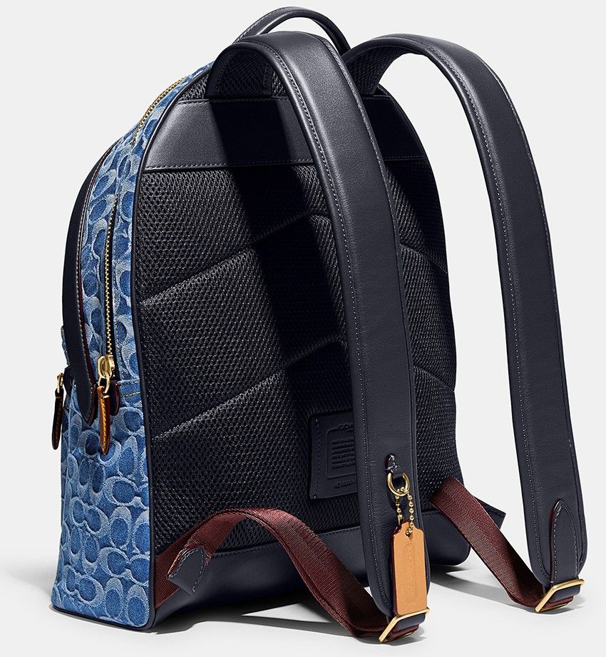 スウェットパンツにも似合う「コーチ」のデニムスニーカー。絶妙な“色落ち”に注目！ - 1枚目の画像