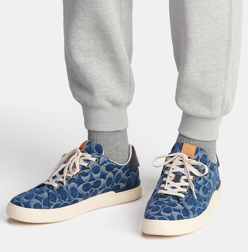 スウェットパンツにも似合う「コーチ」のデニムスニーカー。絶妙な“色落ち”に注目！ - 5枚目の画像