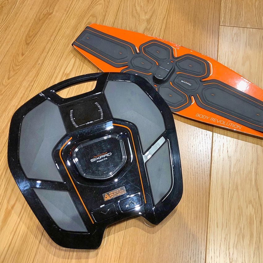 「SIXPAD Abs Belt」(右上)と「Foot fit」(左下)。
