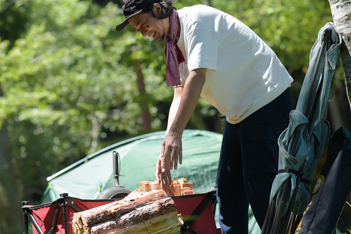 針葉樹か。広葉樹か。「薪の種類と特性」を意識するだけで、焚き火は数段上達する