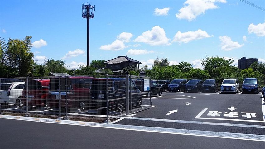 一般道から入る公園側の駐車場。この日はすでに満車だった(筆者撮影)