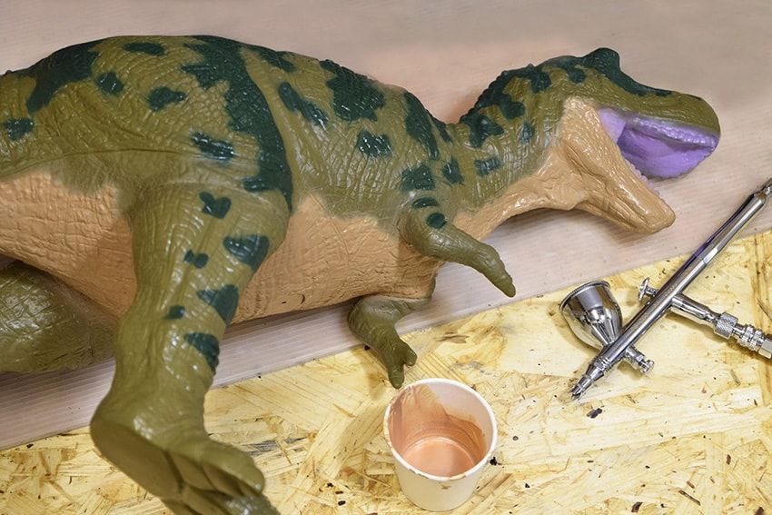 ミシガンカラーの恐竜⁉︎ スニーカー好きな親は“注意”のフィギュア・カスタムサービス - 9枚目の画像