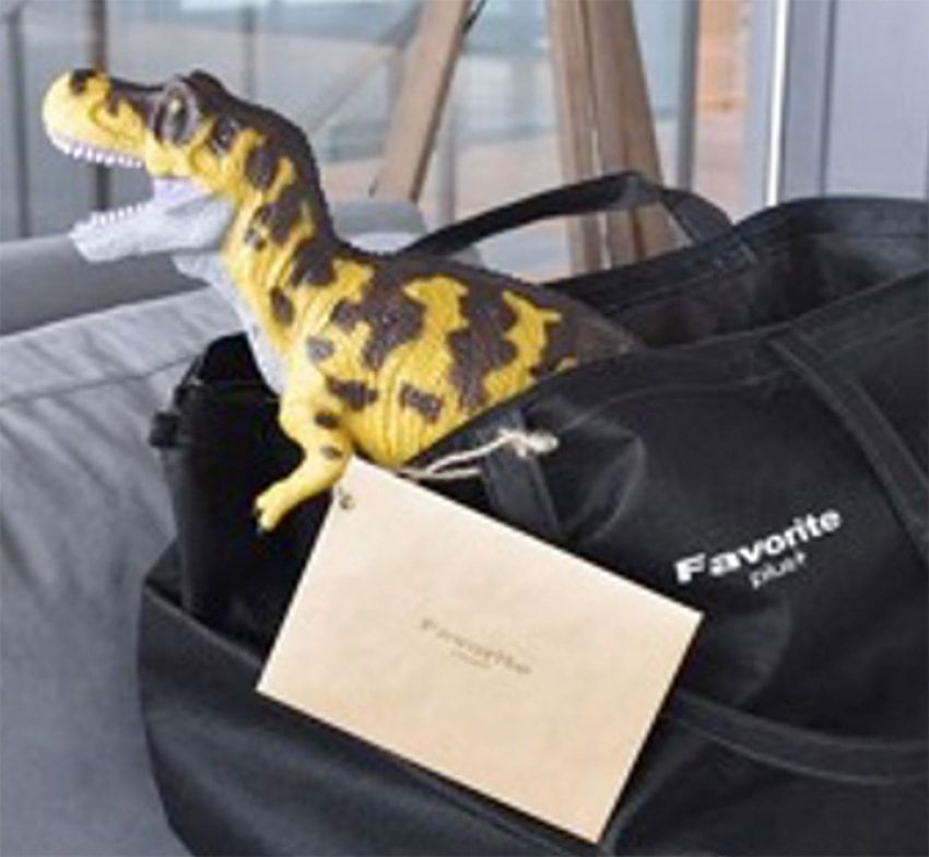 ミシガンカラーの恐竜⁉︎ スニーカー好きな親は“注意”のフィギュア・カスタムサービス - 1枚目の画像