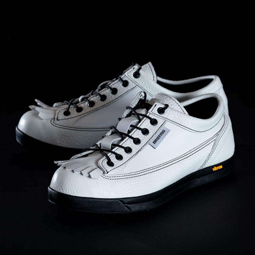 ダナー×ブリーフィング」のゴルフシューズ。山で生まれ街を制した名門