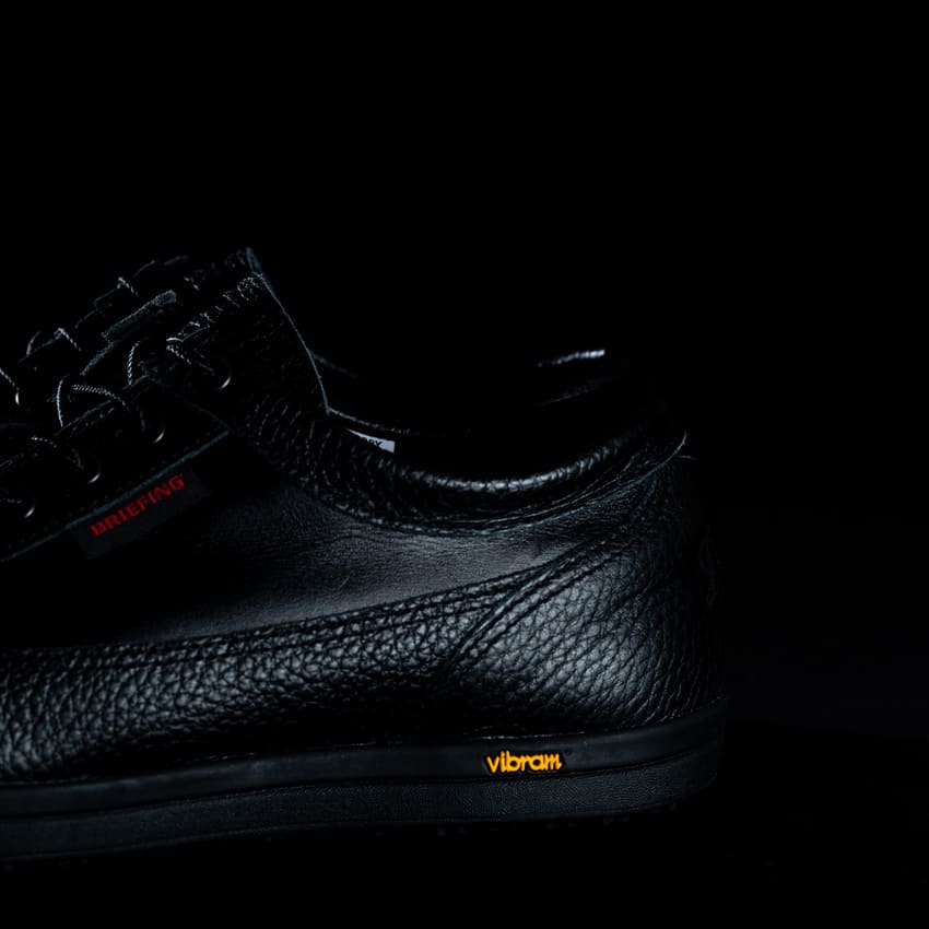 ダナー×ブリーフィング」のゴルフシューズ。山で生まれ街を制した名門