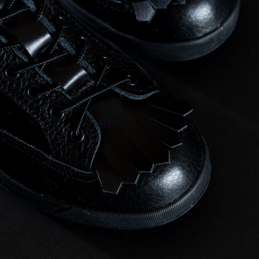 ダナー×ブリーフィング」のゴルフシューズ。山で生まれ街を制した名門