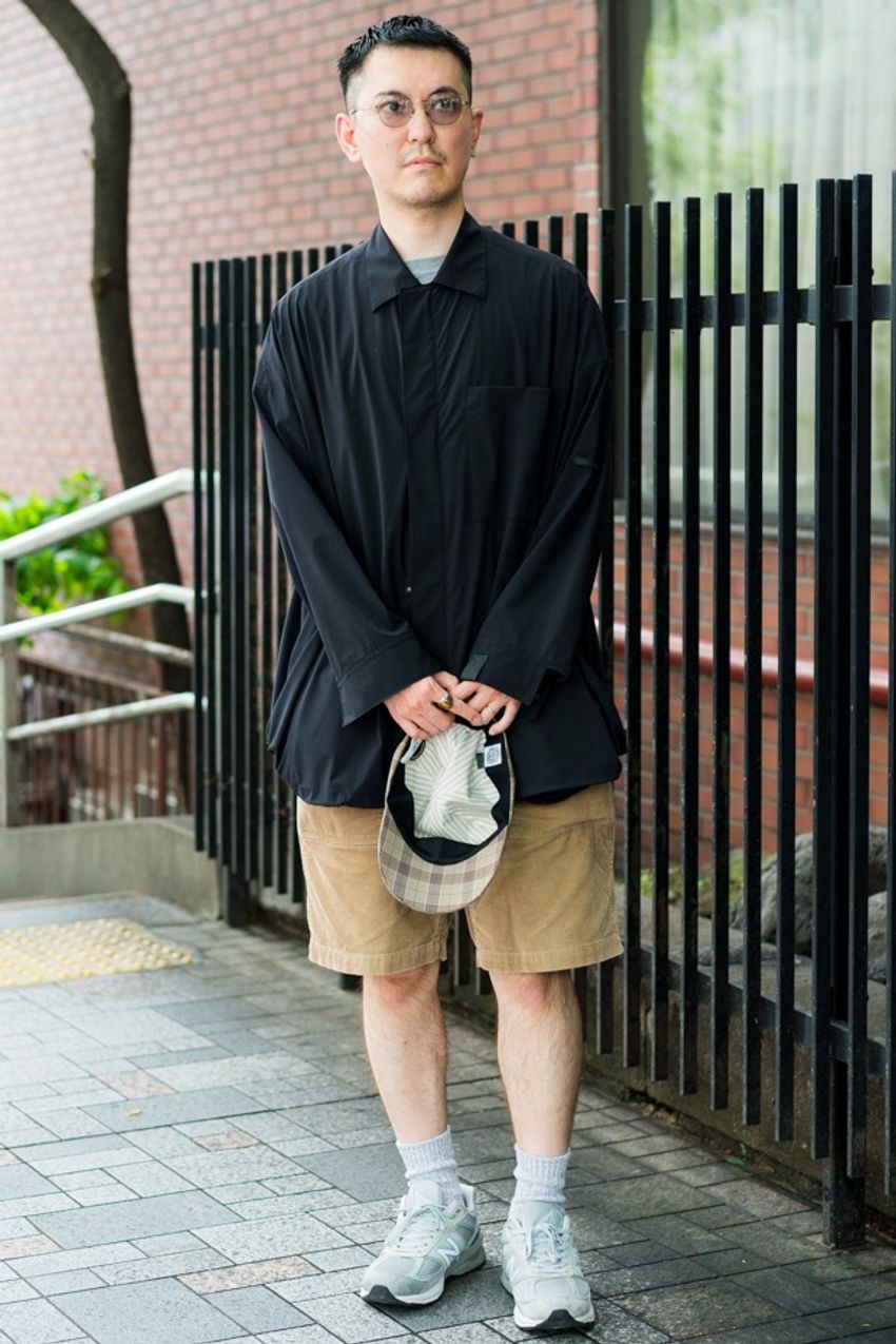 【大人に似合うシャツ 2022】スナップから導いた7枚で組み立てた一週間のシャツコーデ案 - 4枚目の画像