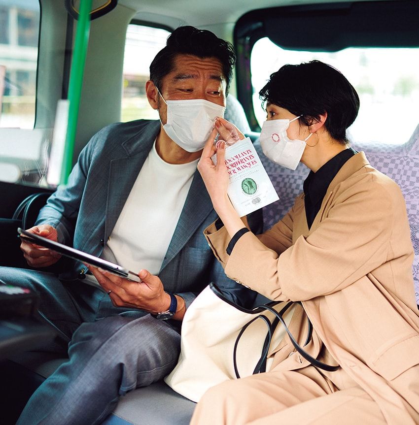 不意の接近にドキドキ。美女がくれたマスクを爽やかにするシールに、ユースケ部長の反応は？ - 3枚目の画像