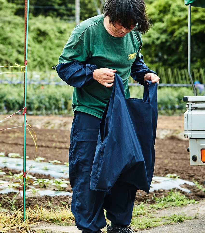 袋状になったボディがバッグにもなるベストは、収穫した野菜が即座に入れられる。