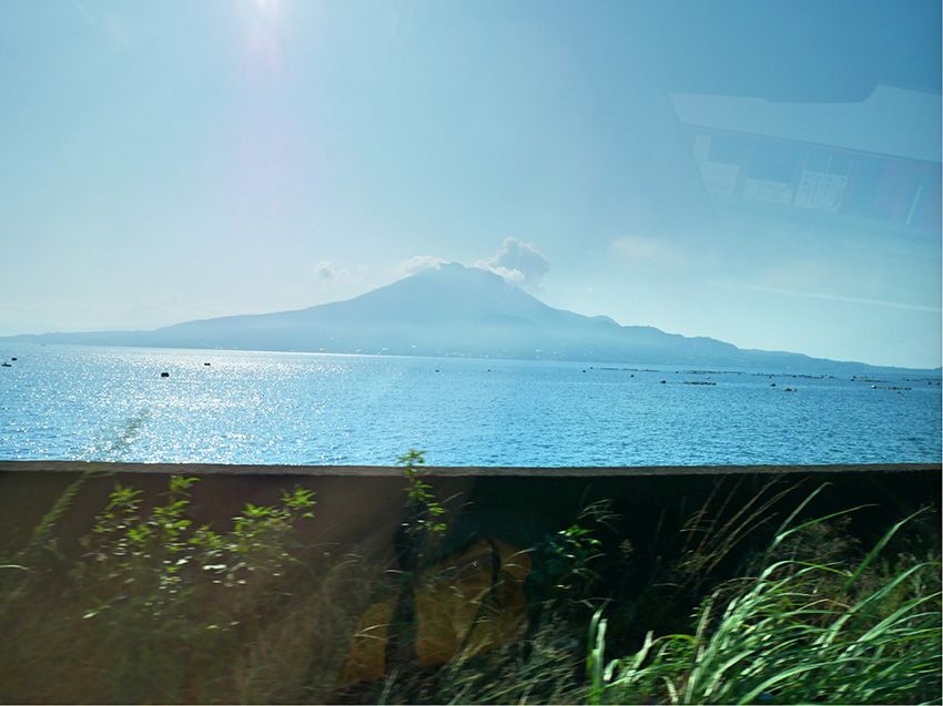 松原海岸から望む桜島。