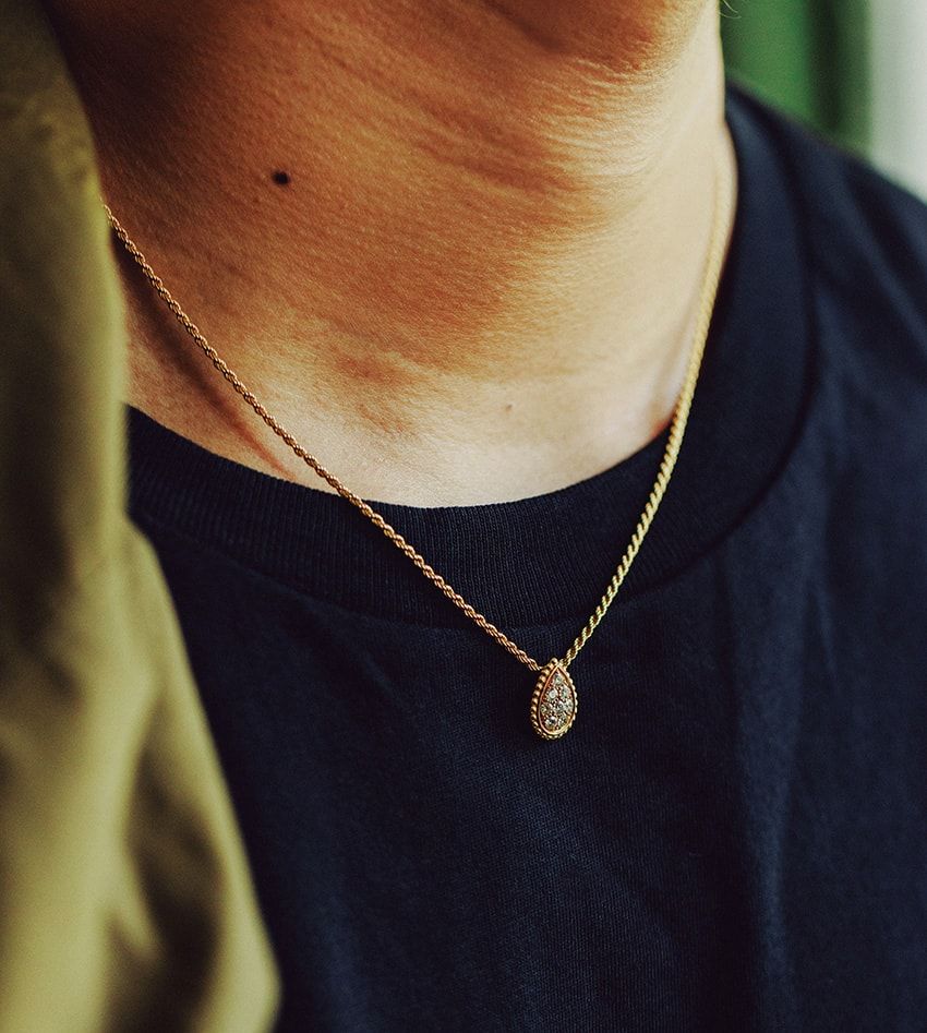 夏の男に宝石を。いつもの軽装に“大人の魅力”をプラスする「ブシュロン」のネックレス - 1枚目の画像