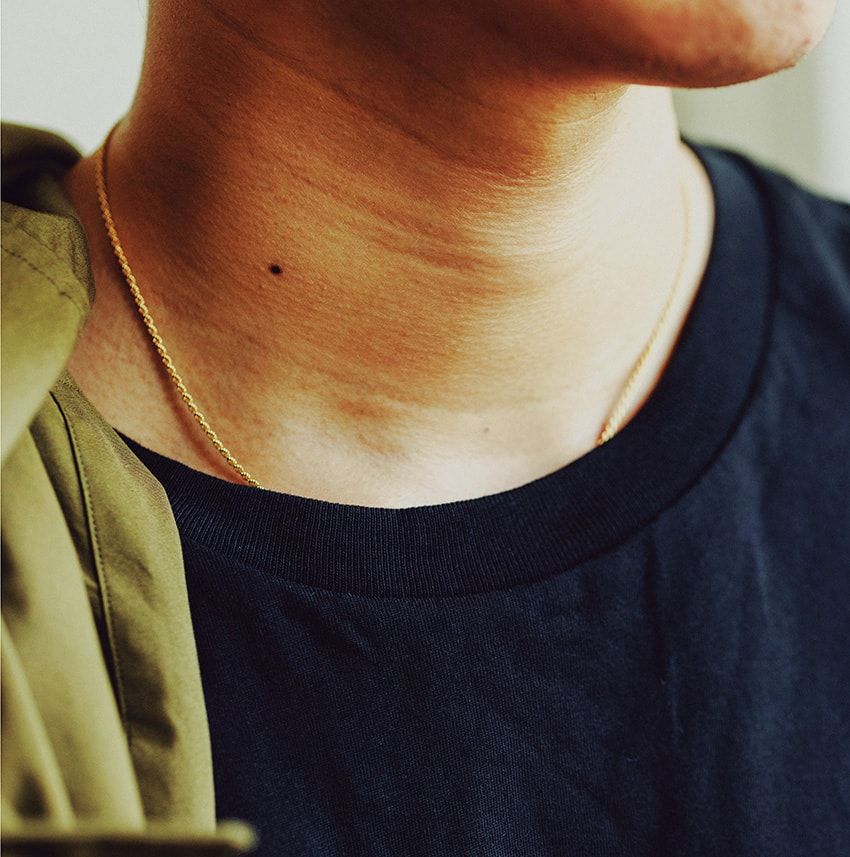 夏の男に宝石を。いつもの軽装に“大人の魅力”をプラスする「ブシュロン」のネックレス - 2枚目の画像