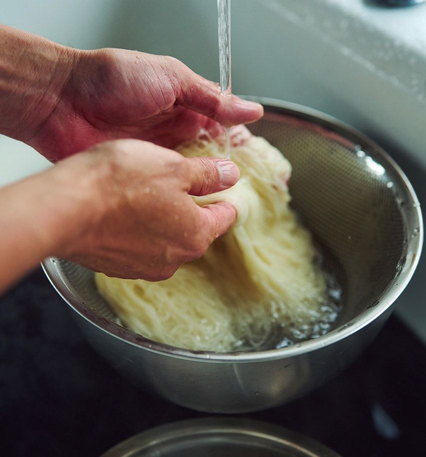 ゆでたそうめんは流水でしっかり洗ってぬめりをとって。