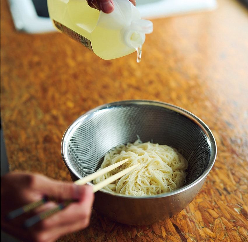 ゆでたそうめんは流水でしっかり洗ってぬめりをとって。油を絡めると麺がくっつくのを防げる。