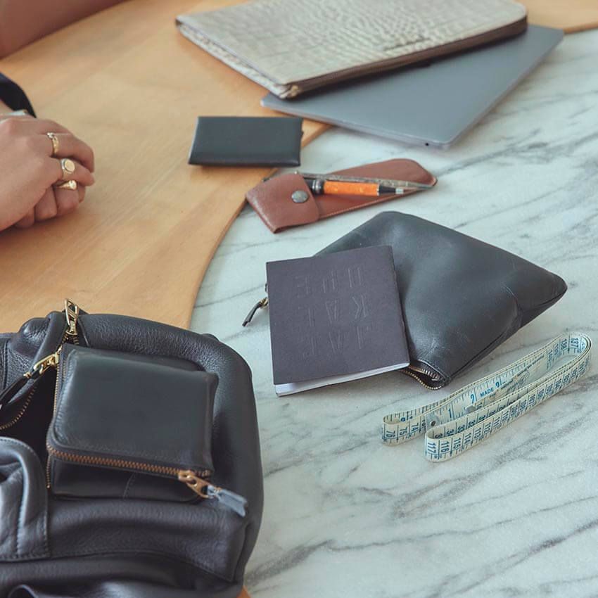 ビームスF・西口修平の仕事バッグとその中身「小物はギャルソンのポーチに入れてます」 - 17枚目の画像