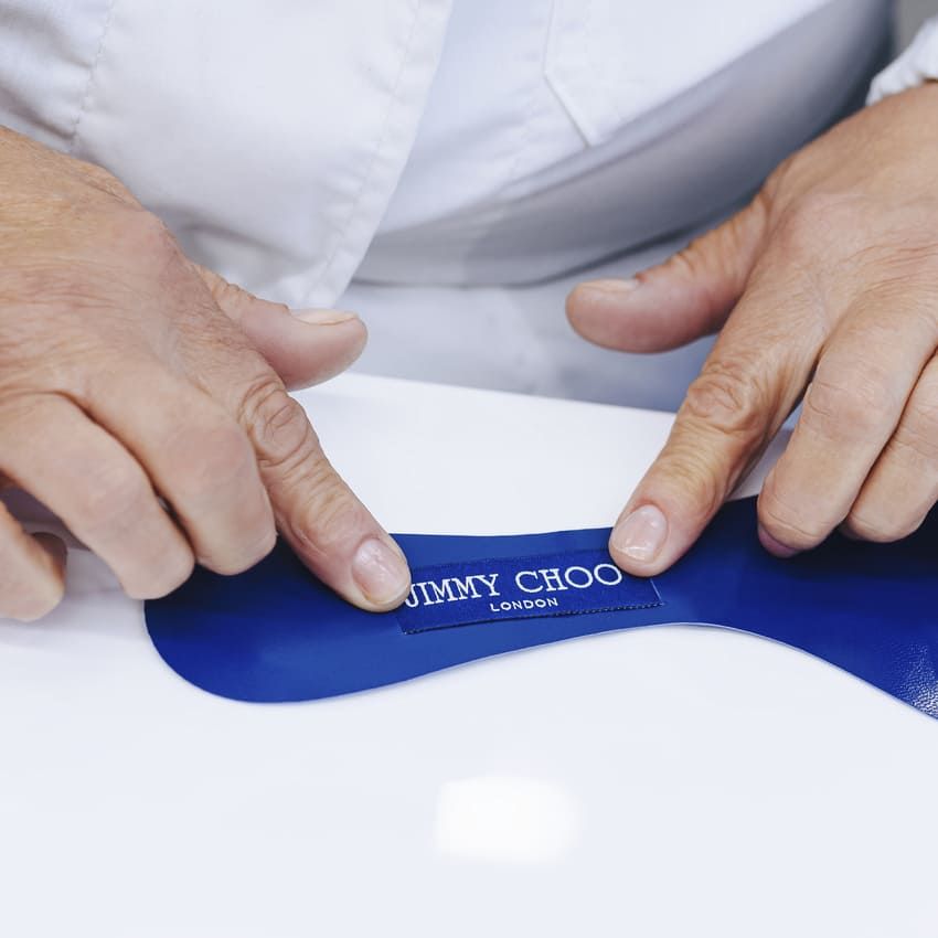 藍染め「ジミー チュウ」日本限定リリース。職人集団BUAISOUと手を組んだ深いワケ - 8枚目の画像