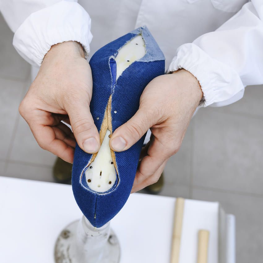 藍染め「ジミー チュウ」日本限定リリース。職人集団BUAISOUと手を組んだ深いワケ - 10枚目の画像