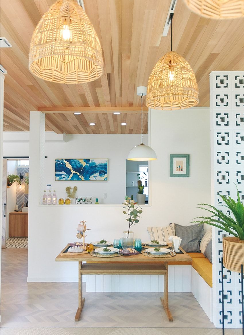 ヘリンボーンの床に目に眩い白壁。多くの時間を過ごすLDKの一角は明るく爽やかな空間に。