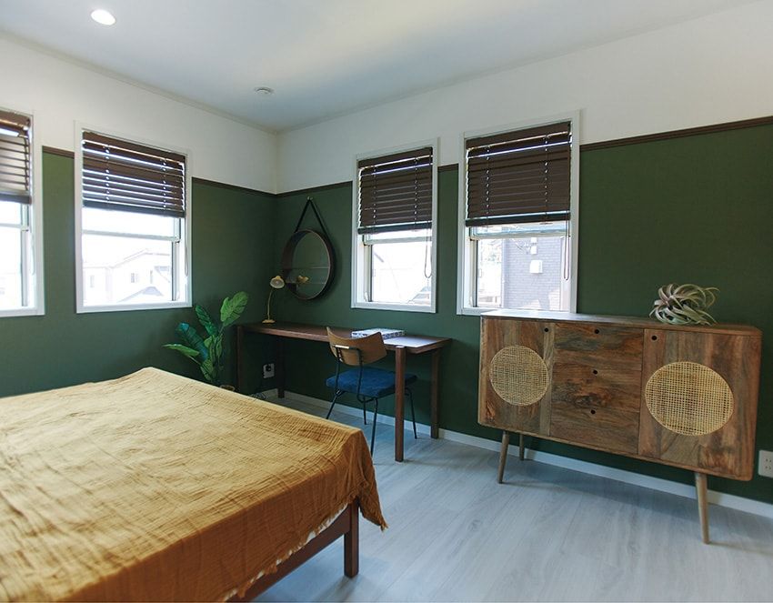 約8畳の広さがあるベッドルームにはデスクを置けるゆとりがあり、リモートワークの場にも使える。