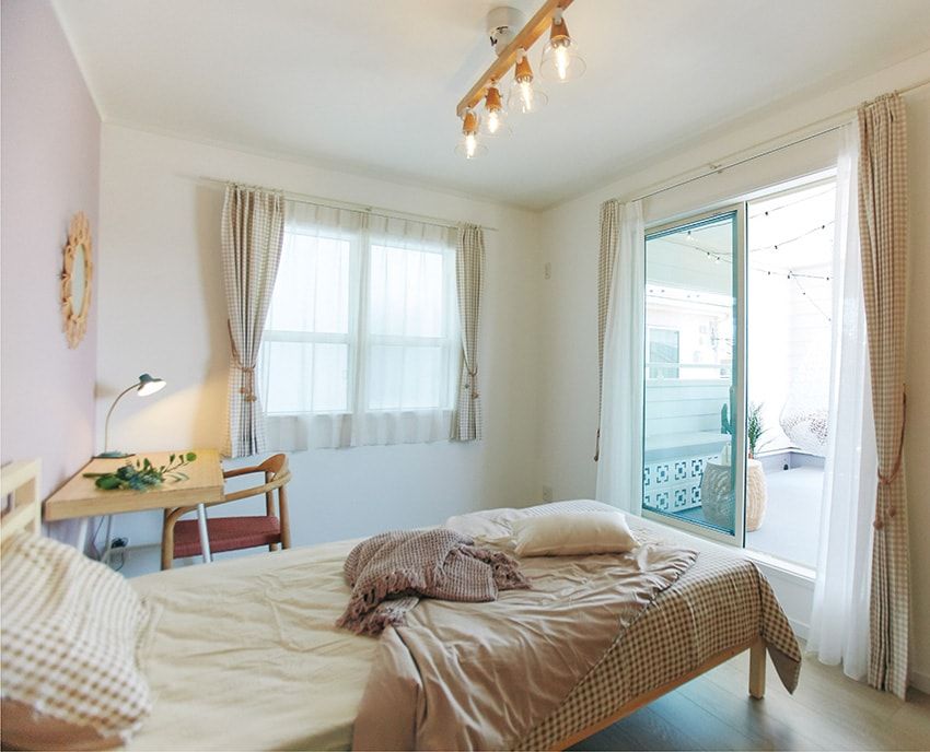 2階に設けられたベッドルームは3つ。その中の一室は陽光が降り注ぐテラスに出ることができる。