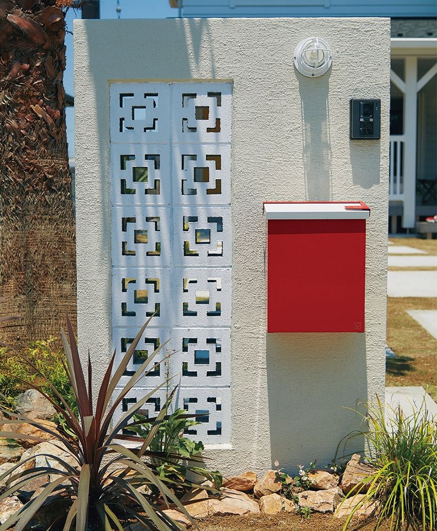 南の島などでよく見られる花ブロックを各所に。こうした小さなあしらいが家に南国ムードを生む。