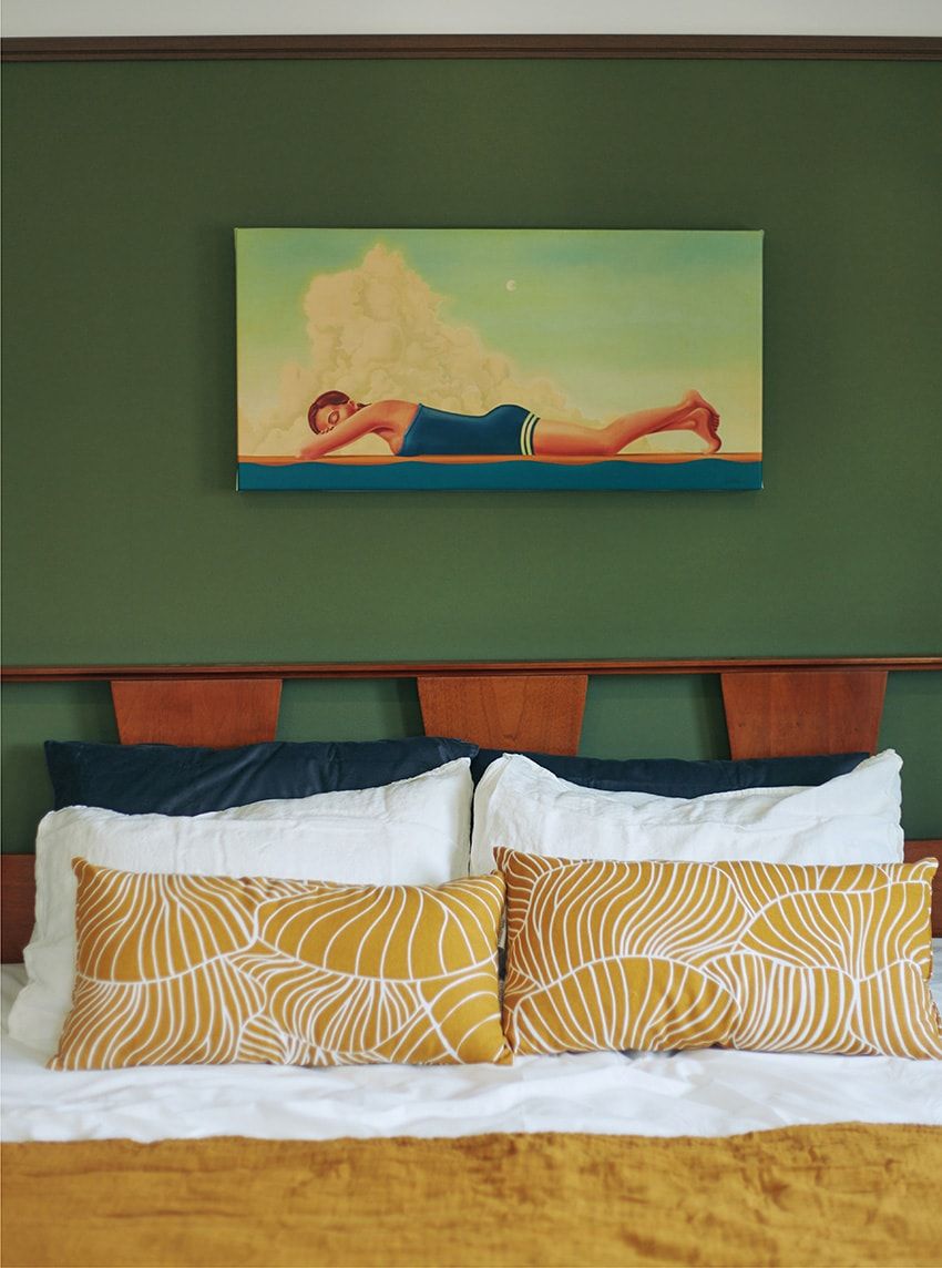 アートが映えるベッドルームは寝起き以外の時間も過ごしたくなるドラマティックな住空間。