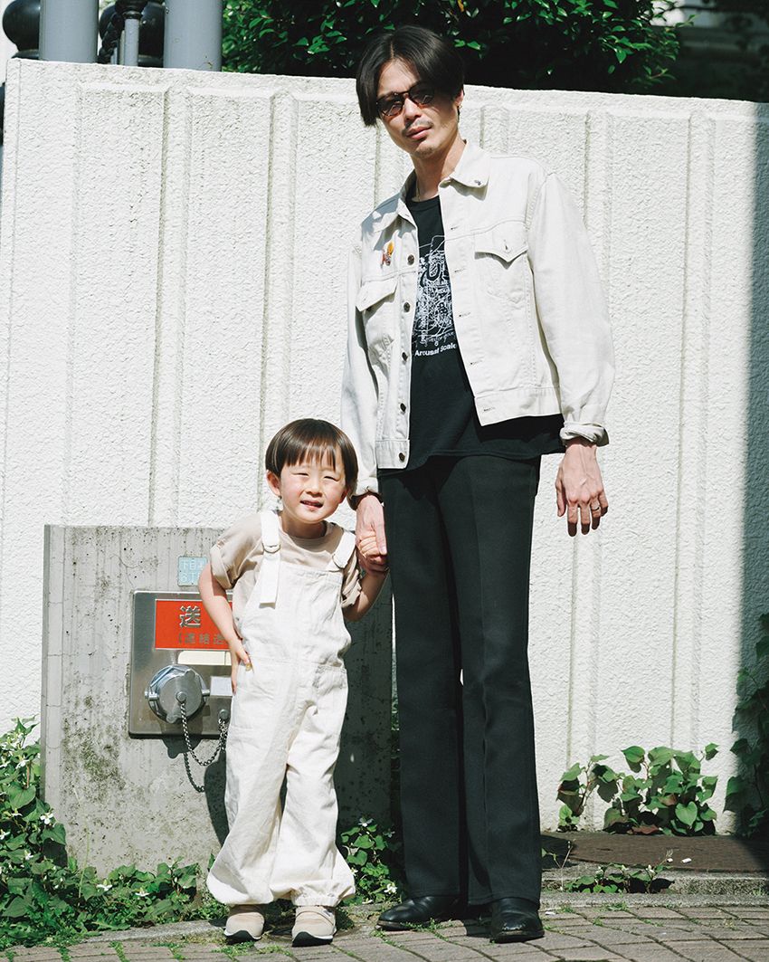 黒スタイルに、白い服を羽織るだけ。夏から秋にかけてのコーヒーゼリー・コーデに注目 - 2枚目の画像