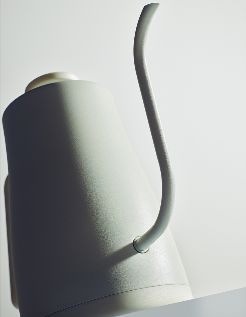 控えめな見た目の実力派「山善」の電気ケトル。コスパも含めて