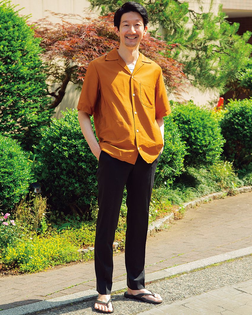 「ビーサン×スラックス」夏の街でのカジュアルスタイルは、あえての対極マッチングが吉 - 1枚目の画像