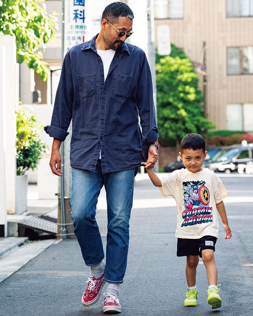 肌寒さを感じたら白Tに“青いシャツ”を。着こなしのポイントは「X」にあり - 1枚目の画像