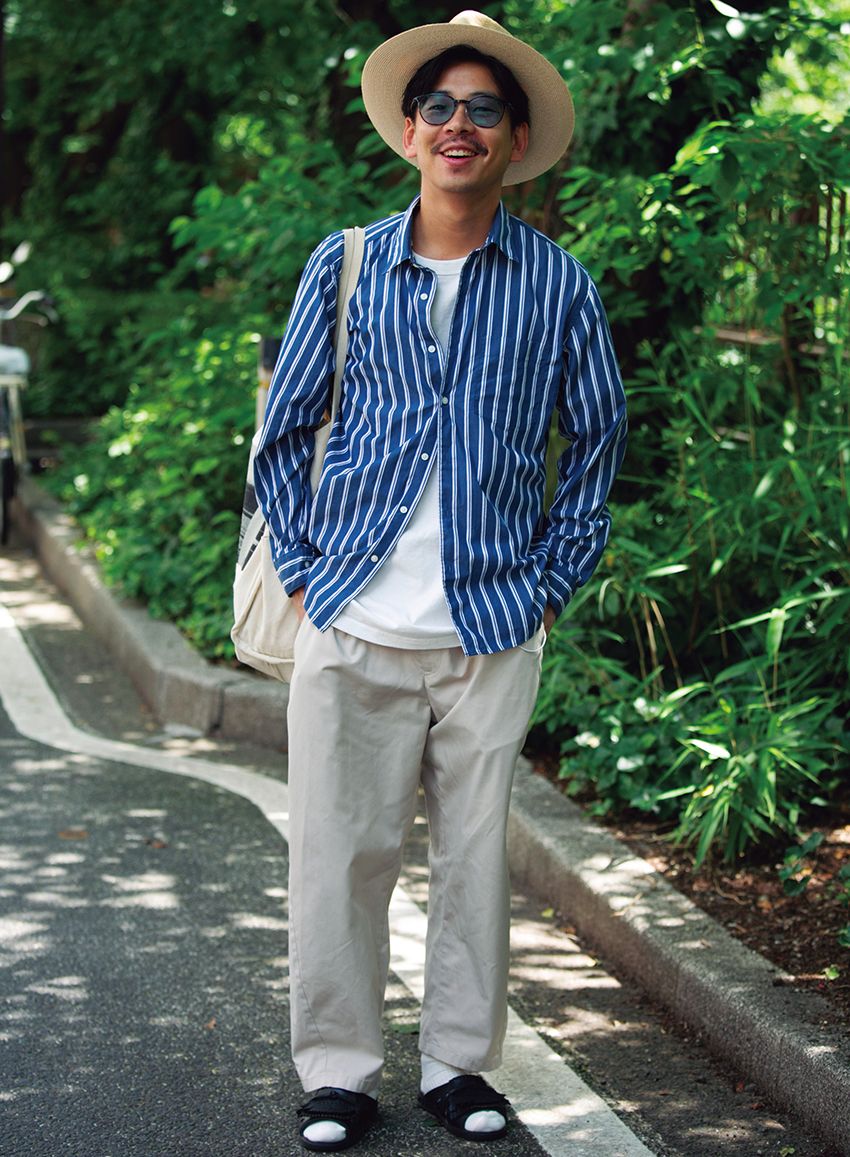 肌寒さを感じたら白Tに“青いシャツ”を。着こなしのポイントは「X」にあり - 2枚目の画像