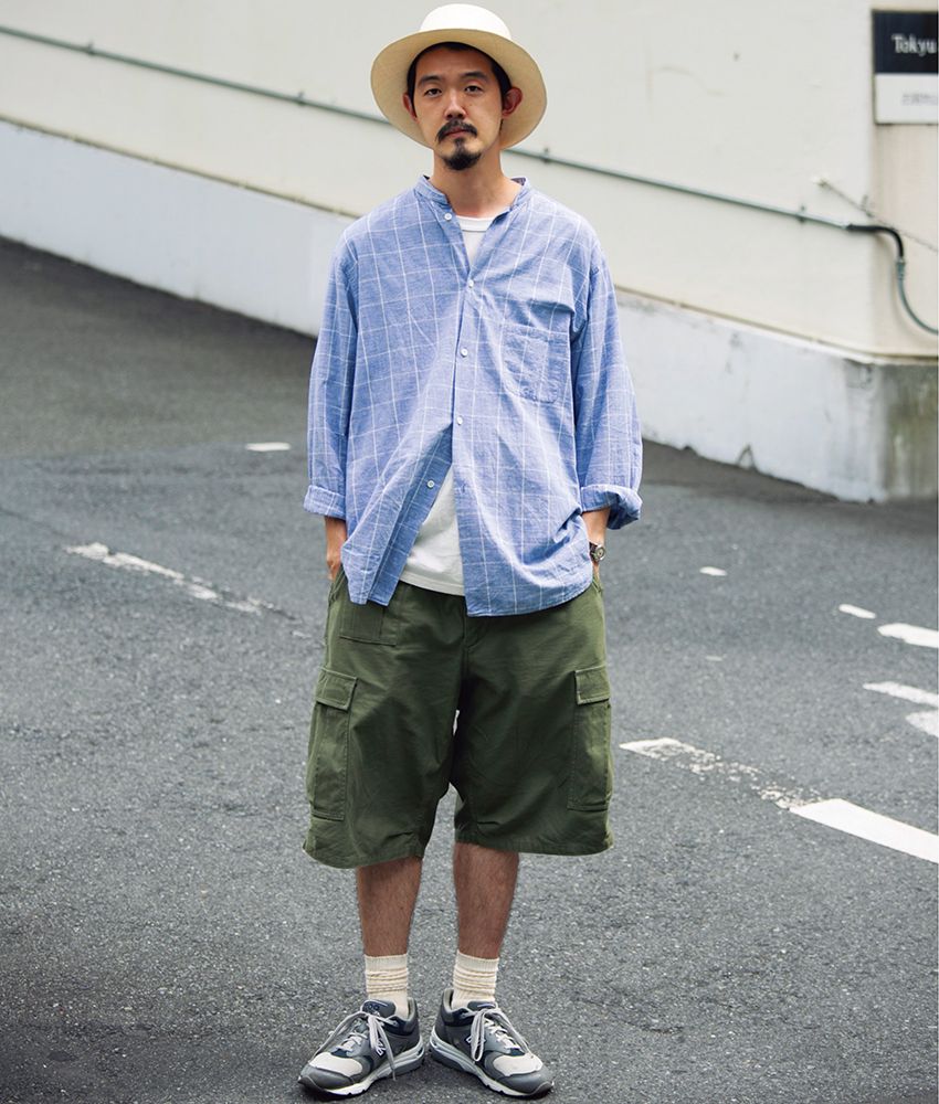 肌寒さを感じたら白Tに“青いシャツ”を。着こなしのポイントは「X」にあり - 3枚目の画像