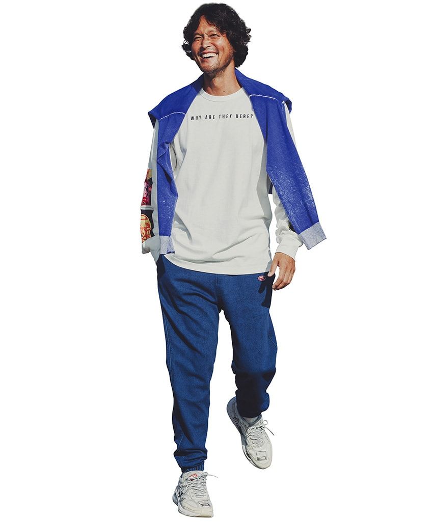 デニム4万9500円、カットソー2万3100円、スニーカー3万6300円、肩に掛けたニット3万9600円／すべてディーゼル（ディーゼル ジャパン　0120-55-1978）