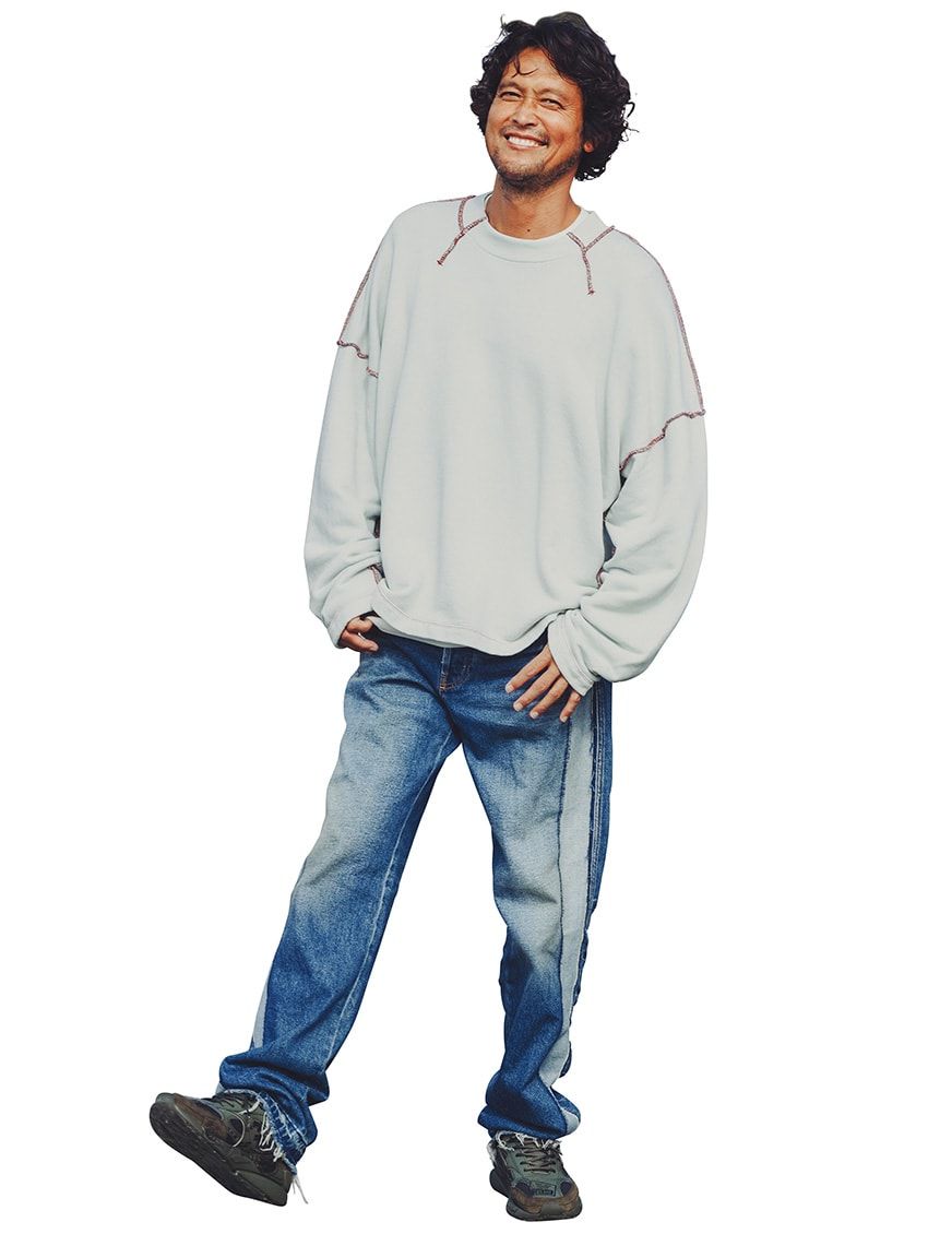 デニム6万3800円、スウェット3万1900円、スニーカー3万63000円／すべてディーゼル（ディーゼル ジャパン　0120-55-1978）