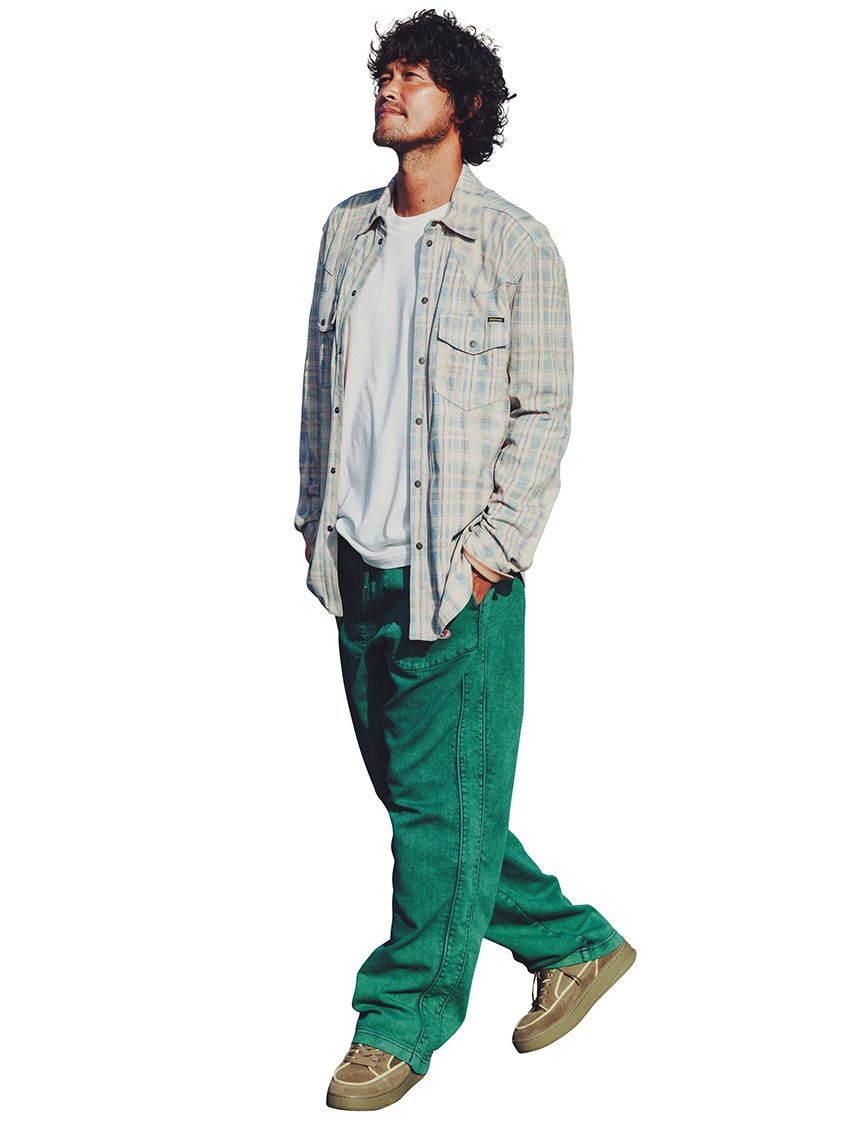 デニム4万9500円、レザーシャツ10万7800円、カットソー1万7600円、スニーカー2万8600円／すべてディーゼル（ディーゼル ジャパン　0120-55-1978）