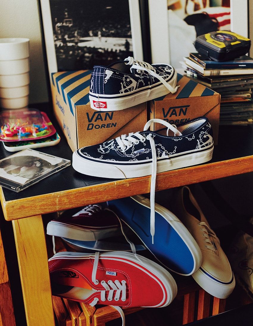 「ヴァンズ」の“元祖”を履く贅沢。スニーカーを裏返してわかる、青いアウトソールの愉悦 - 1枚目の画像