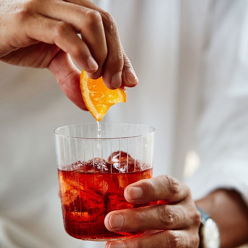 途中でオレンジを絞れば、さらに爽やかな風味がアップする。