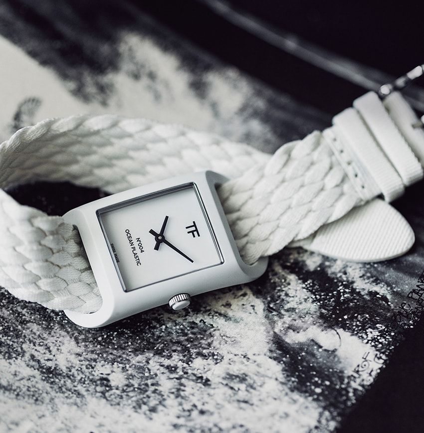 海を愛する人の腕時計。レトロな「ブライトリング」＆都会的な白い「トム フォード」 - 1枚目の画像