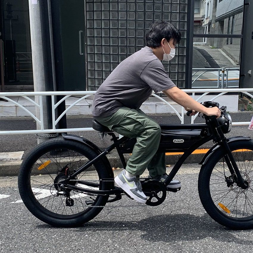 跨るとバイクのライディングスタイルのような前傾姿勢に。