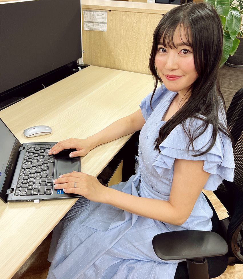 男性にスキンケアを勧める看板娘が、オーシャンズでもお馴染みのスプレーをプッシュしていた - 5枚目の画像