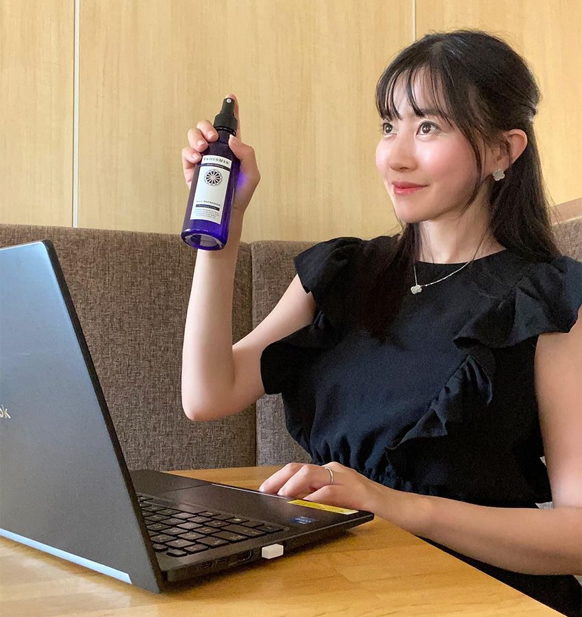 男性にスキンケアを勧める看板娘が、オーシャンズでもお馴染みのスプレーをプッシュしていた - 13枚目の画像