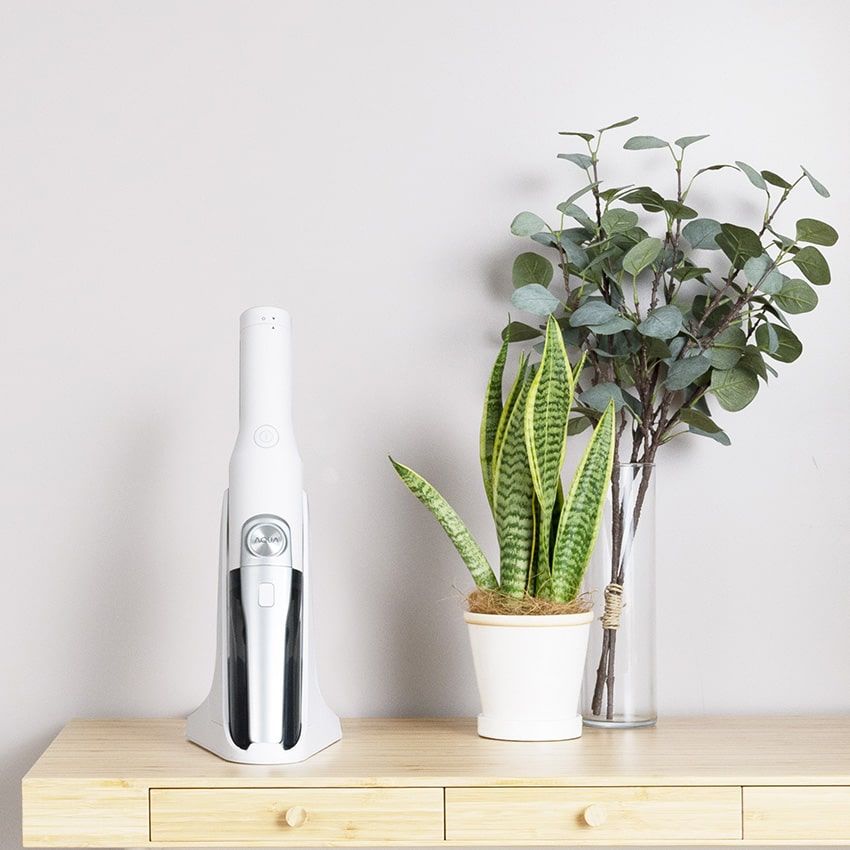 ゴミを“吹き飛ばす”掃除機が「アクア」から。コードレス、ハンディ、パワフルで文句なし！ - 1枚目の画像